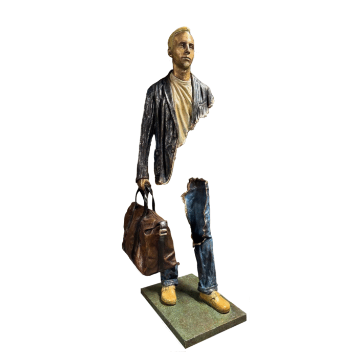 Sculpture « LUCAS » de Bruno Catalano, voyageur en bronze manquant une partie du corps, hauteur 100 cm, exposée à la Galerie de Medicis à Paris